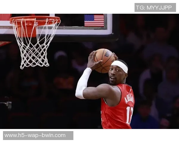 阿德巴约半场表现出色10投7中贡献16分5篮板助力球队高效终结比赛