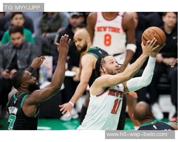 马刺克绿军小白鼓励球队奋勇前行展现拼搏精神与团结力量